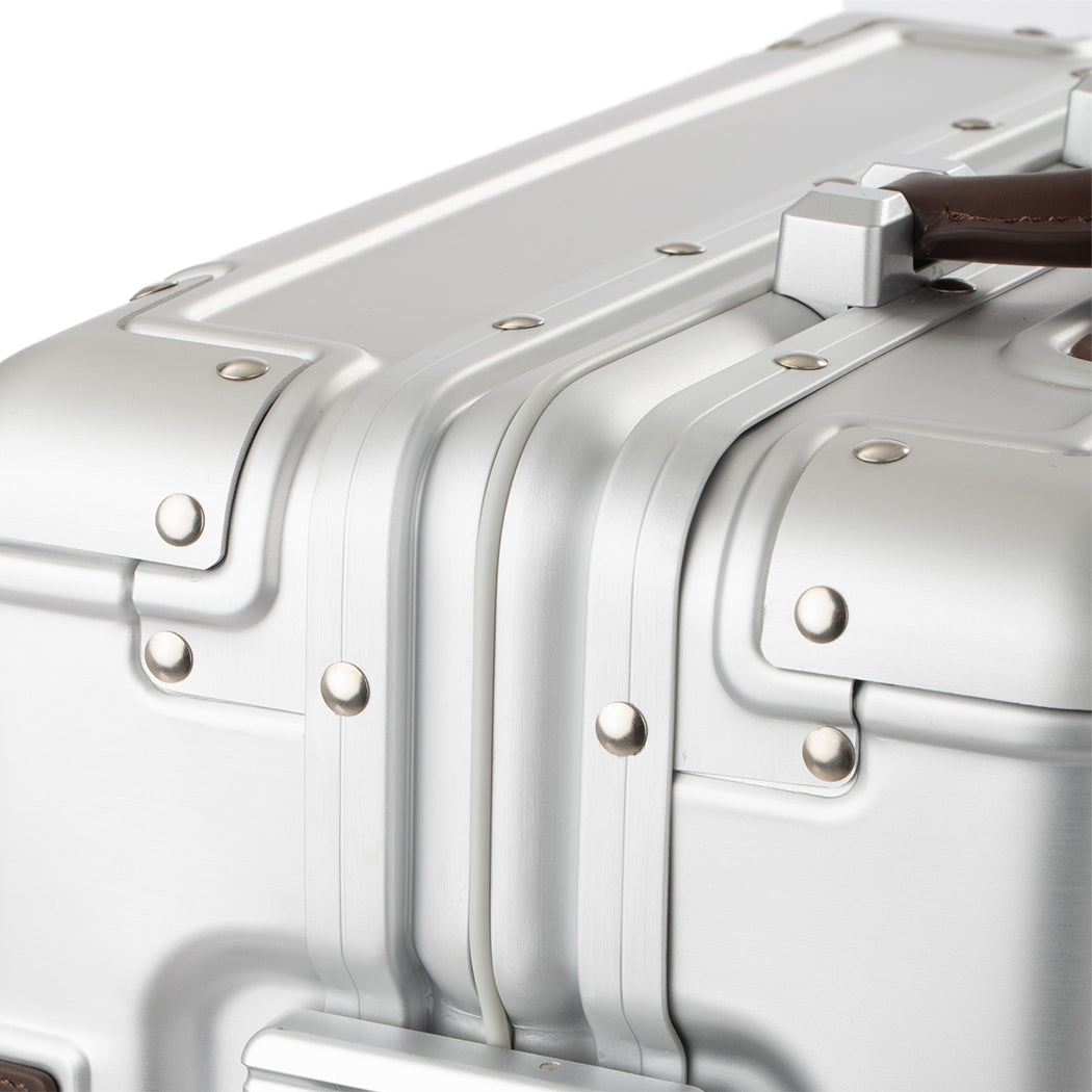 ゴールデンロビーズートスーツ　シルバー　Мサイズ　難あり 1～2泊 機内持ち込み可 アルミニウム製スーツケース レジェンド